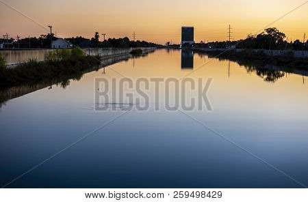 New Orleans, Usa - Nov 28, 2017: View At Dusk Of The 17th Street Canal Around The West End Area. Thi