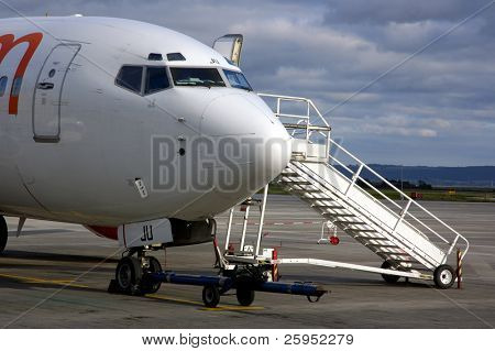 Preparándose cargar a pasajeros de aviones