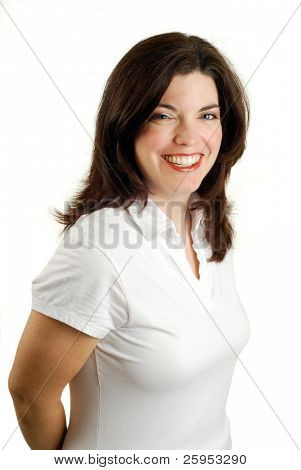 Heureuse souriante jeune femme brune vêtu d'une chemise de Golf blanc, isolée sur blanc