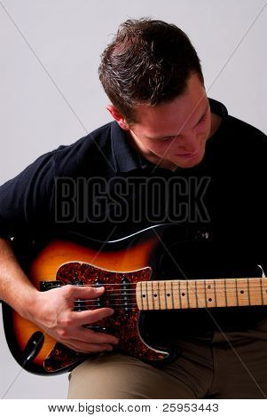 Jonge Man spelen een Six String gitaar, lage lichte humeurig voelen, Focus op iemands gezicht