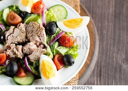 Fresh Fish Tuna Salad Made Of Tomato, Ruccola, Tuna, Eggs, Arugula, Crackers And Spices. Caesar Sala