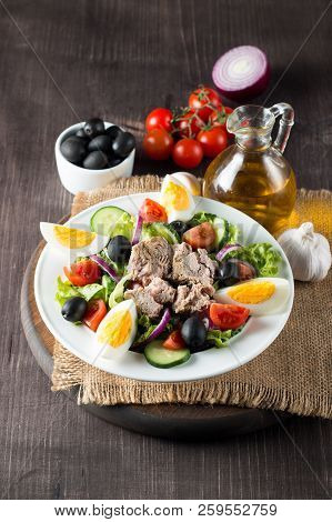 Fresh Fish Tuna Salad Made Of Tomato, Ruccola, Tuna, Eggs, Arugula, Crackers And Spices. Caesar Sala