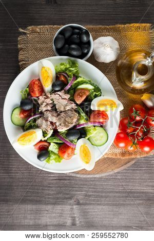 Fresh Fish Tuna Salad Made Of Tomato, Ruccola, Tuna, Eggs, Arugula, Crackers And Spices. Caesar Sala