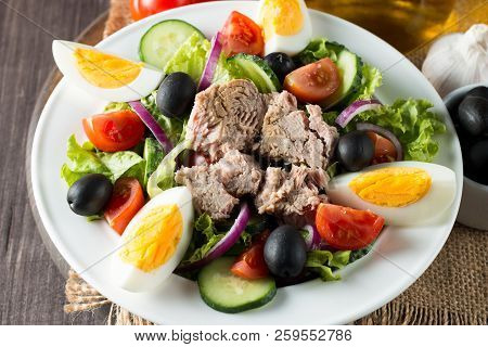 Fresh Fish Tuna Salad Made Of Tomato, Ruccola, Tuna, Eggs, Arugula, Crackers And Spices. Caesar Sala