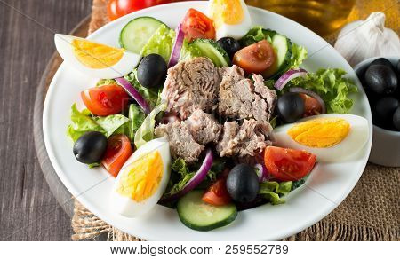 Fresh Fish Tuna Salad Made Of Tomato, Ruccola, Tuna, Eggs, Arugula, Crackers And Spices. Caesar Sala