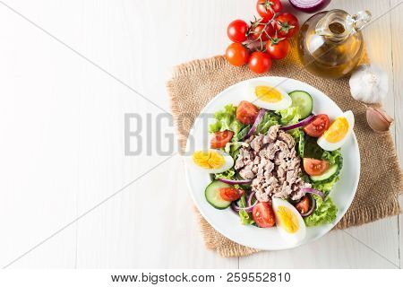 Fresh Fish Tuna Salad Made Of Tomato, Ruccola, Tuna, Eggs, Arugula, Crackers And Spices. Caesar Sala