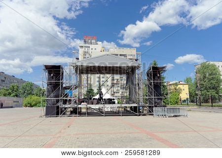 Nizhny Novgorod, Russia. - June 21.2018. The Assembly Of The Temporary Stage For The Performance Of 