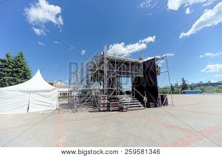Nizhny Novgorod, Russia. - June 21.2018. The Assembly Of The Temporary Stage For The Performance Of 