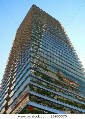 Skyskraber og en blå himmel i Barcelona (på stranden i Barcelona)