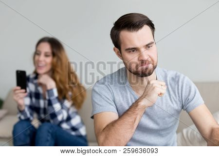Mad Husband Suspect Wife In Cheating On Phone