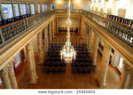 Sala di celebrazione con colonne marmoree e lampadario