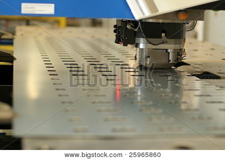 Høj præcision CNC metalplader stempling og stanse maskiner.