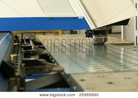 Høj præcision CNC metalplader stempling og stanse maskiner.
