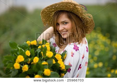แห่งสวน - สาวดอกไม้เตียงกับ bouguet กุหลาบสีเหลือง