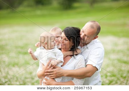 Muy linda familia en picknic - hermosa madre, padre y niños pequeños