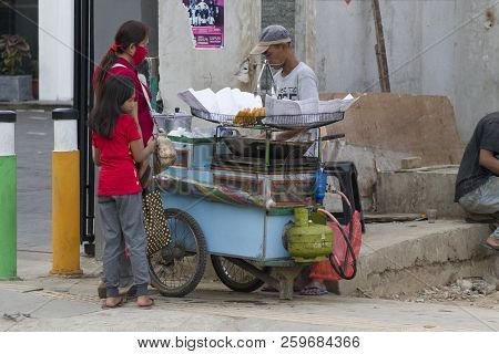 Jakarta,java ,indonesie -8 Augustus ,2018: Indonesian Street Vendor (warung) Along The Side Of The R