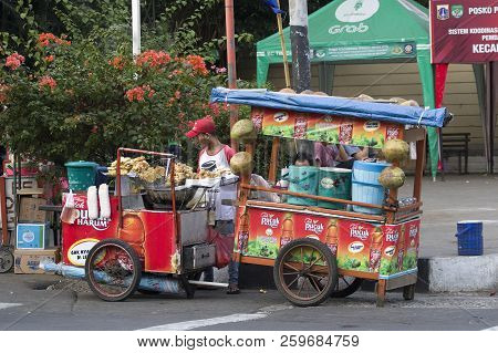 Jakarta,java ,indonesie -10 Augustus ,2018: Colorful Sales Car Along The Road In Jakarta. Food Is So