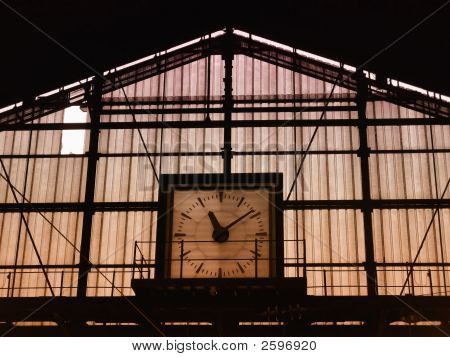 Train Station kello