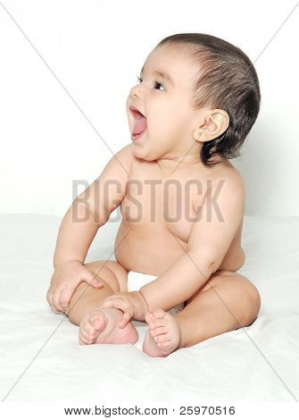 Baby i seks måneder på en lys baggrund