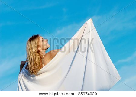하늘에 대 한 목도리와 춤추는 소녀