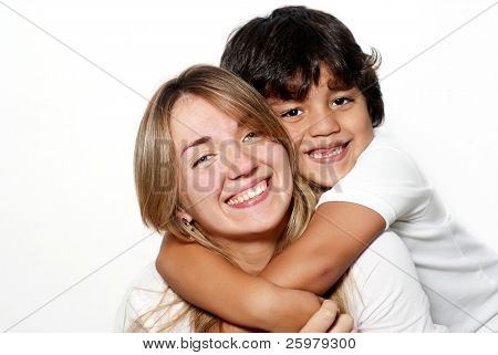 Mãe com o filho isolado sobre fundo branco