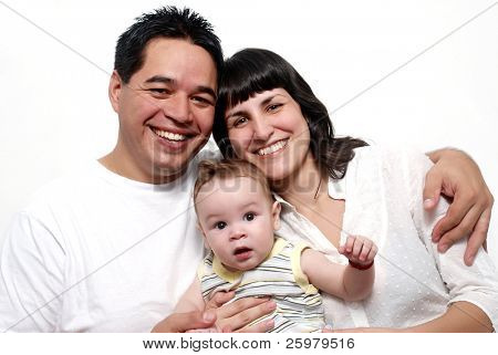 Familia Latina feliz sobre un fondo blanco