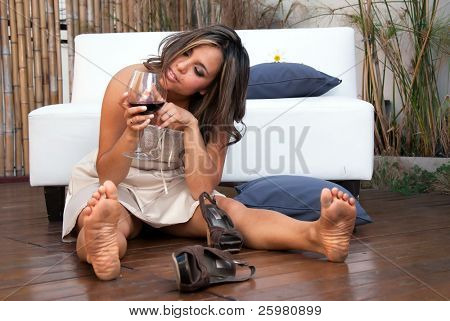 L'ubriaca ragazza Latina con un bicchiere di vino