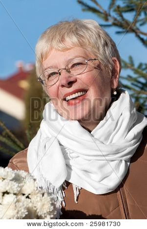 Retrato de mujer Senior, al aire libre frente a casa