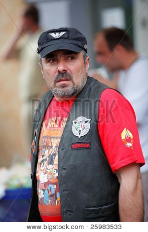 MUKACZEWO, na Ukrainie - może 1: Niezidentyfikowane uczestnicy docierają International rowerzystów Zakaukazie