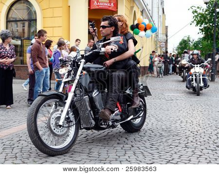 MUKACZEWO, na Ukrainie - może 1: Niezidentyfikowane uczestnicy docierają International rowerzystów Zakaukazie