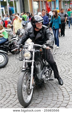 MUKACZEWO, na Ukrainie - może 1: Niezidentyfikowane uczestnicy docierają International rowerzystów Zakaukazie