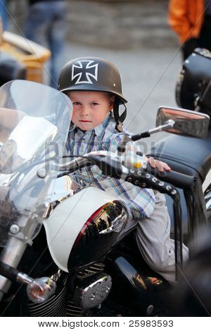 MUKACZEWO, na Ukrainie - może 1: Niezidentyfikowane 4 letni chłopiec stawia na motocykl w Internationa