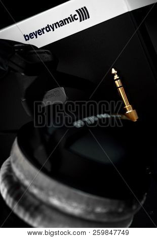 Beyerdynamic Circumaural Head Phones, For Mixing, Mastering, Monitoring (closed) In Original Box, Cl