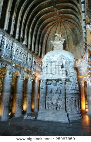 Wewnątrz starożytnej świątyni buddyjskiej wyryte w kamieniu. Ajanta, Maharasztra, Indie