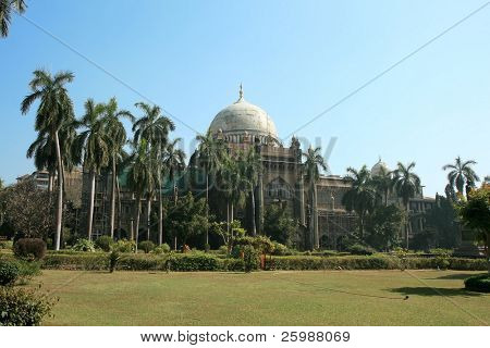 Jardim em frente ao Museu do Príncipe de Gales em Mumbai, Índia