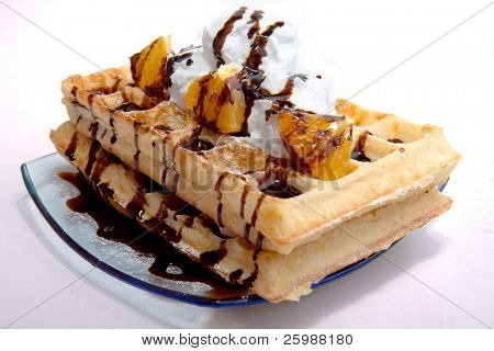 Dvoupatrové wafle se šlehačkou a čokoládou sirupem