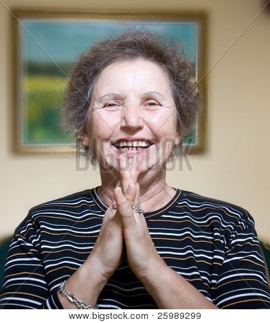 Gentile signora senior ritratto all'interno