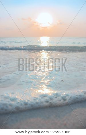 türkisblauen Ozean im Sonnenaufgang am tropischen Insel Agatti, Indien