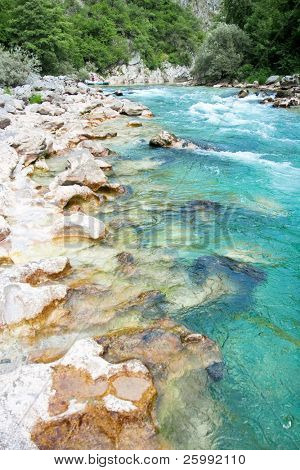 Flot farve af stream Neretva-floden i bosnisk bjerge, Bosnien-Hercegovina