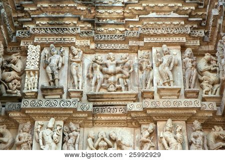 Finas figuras de escenas eróticas en las paredes del grupo occidental de templos de Khajuraho, Madhya Pradesh,