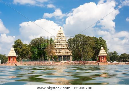 Mariamman Teppakkulam serbatoio con tempio di Meenakshi è il sito del festival Teppam (float), Madurai, Tamil
