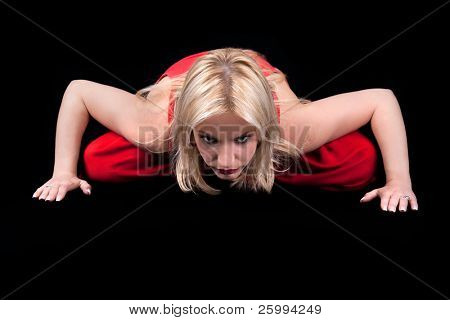 Donna d'affari facendo joga in pausa pranzo, isolato su sfondo nero