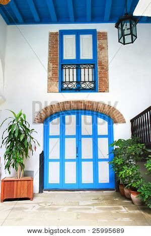 Porta de iterior e janela da casa colonial, Havana, Cuba