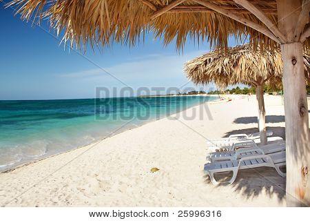  ริมชายหาดสวยงามที่เกาะคาริบเบียนกับหาดทรายขาวและน้ำสีฟ้าคราม คิวบา