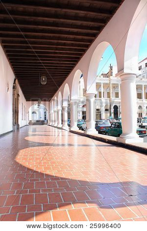 Passway między ściany i filary. Antyczny architektura w stylu kolonialnym w Santiago de Cuba, Kuba