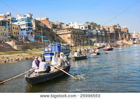 VARANASI, Indie - 13. února: okružní Varanasi z lodi na řece Ganga, Uttar Pradesh, 