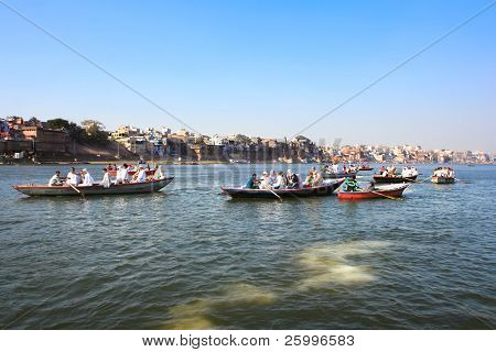 VARANASI, Intia - 13 helmikuu: viskaavat tuhkaa Maharishi Mahesh Yogi saint Ganges-joen uskonnollis