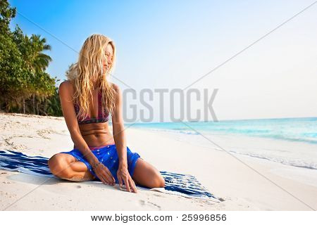 Světlé fotografie krásného modelu relaxační na tropické pláži, Agatti, Indie