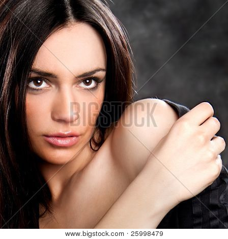 Belle femme sensuelle, posant, studio photo