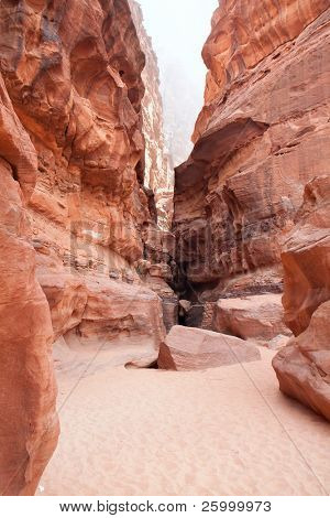 Wadi Rum birçok rock yazıtlar içeren Khazali Kanyon erozyona uğramış cliff. Ürdün